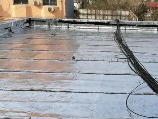 易县卫生间漏水维修公司分享下易县屋面楼顶防水刚性防水层施工要点。